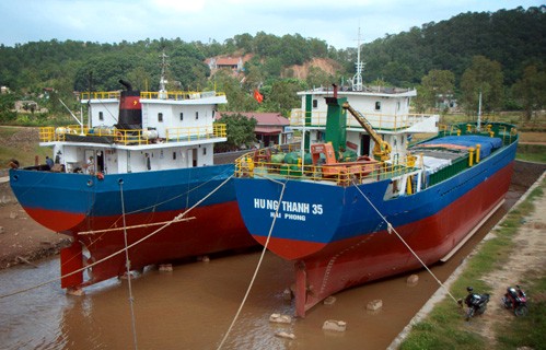 Nằm sát bờ sông Kinh Thầy, bãi đỗ này thực chất là một xưởng sửa chữa tàu thủy tư nhân. Khoảng một năm trở lại đây, người đến sửa chữa thì ít mà thuê chỗ neo đậu cho những con tàu không có khách, không có hàng cứ ngày một nhiều.